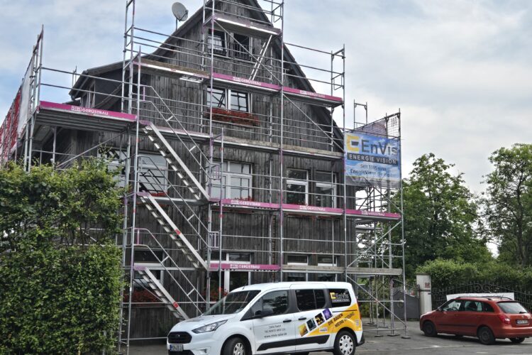 neue Photovoltaik- und eine neue Solarthermische Anlage